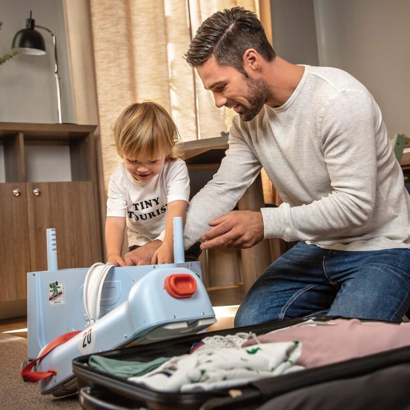 Kids' ride-on luggage and in-flight beds - Help your kids relax and sleep on the plane - Approved by multiple airlines - Best for ages 3 - 7 - Image 12