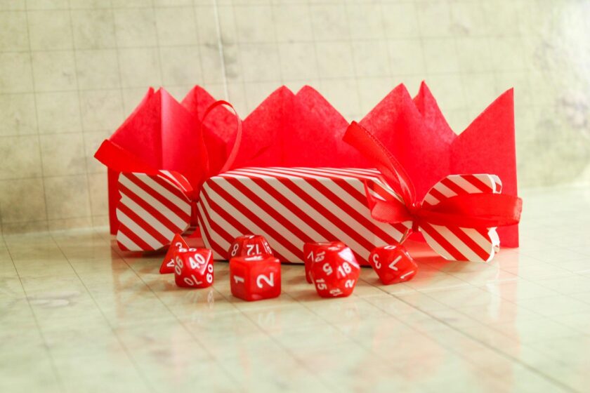 Luxury Christmas Crackers with full set of dice - Image 3