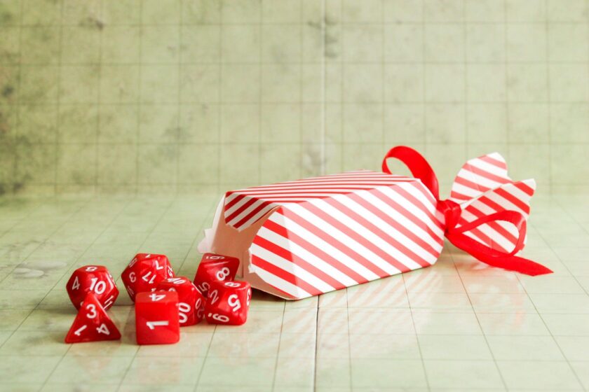 Luxury Christmas Crackers with full set of dice - Image 5